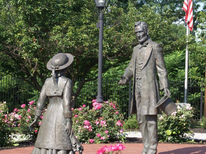 Lincoln-Bedell Statue
