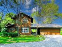Chautauqua Farmhouse Retreat exterior straight on view