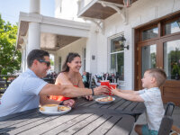 Family cheers at the White Inn web